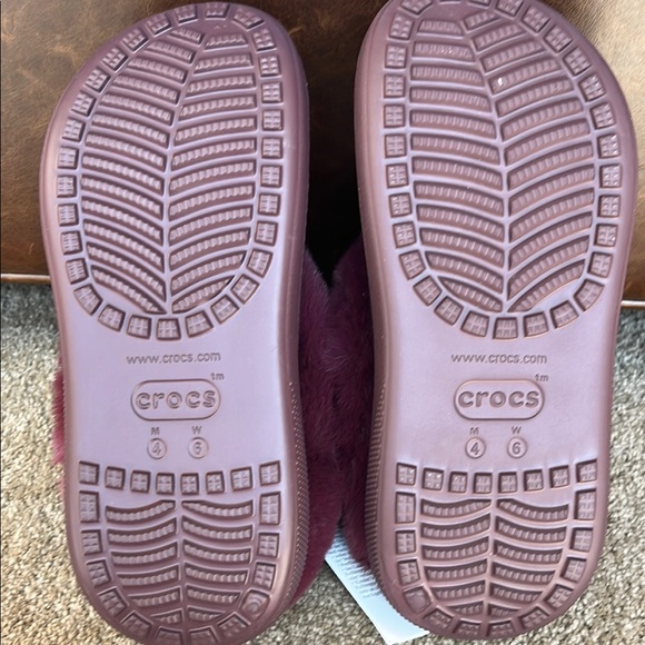 NWT Plush Burgundy Crocs Clogs - Picture 3 of 4